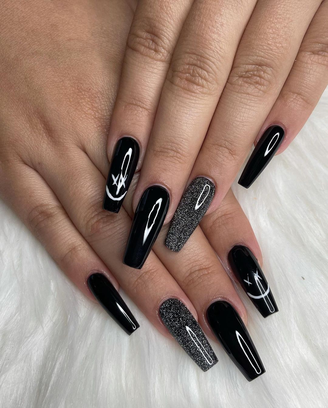 Unhas preta com glitter: 80 ideias para você se surpreender